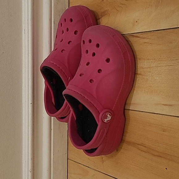 Toddler size 10 pink lined Crocs - Picture 2 of 6